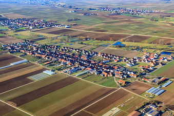 Vue aérienne de Vue du village depuis le sud-est à Böbingen dans le département Rhénanie-Palatinat, Allemagne
