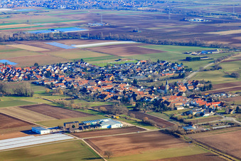 Vue aérienne de Vue du village depuis le nord-ouest à Freisbach dans le département Rhénanie-Palatinat, Allemagne