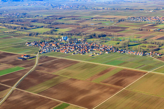 Vue aérienne de Vue du village depuis le sud-est à Freimersheim dans le département Rhénanie-Palatinat, Allemagne