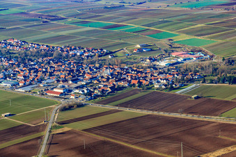 Vue aérienne de Vue de la ville depuis le sud-est à le quartier Niederhochstadt in Hochstadt dans le département Rhénanie-Palatinat, Allemagne