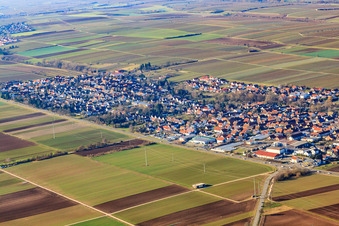 Vue aérienne de Vue de la ville depuis le sud-est à le quartier Niederhochstadt in Hochstadt dans le département Rhénanie-Palatinat, Allemagne