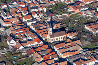 Vue aérienne de Église protestante Zeiskam à Zeiskam dans le département Rhénanie-Palatinat, Allemagne