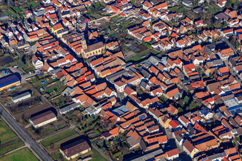 Vue aérienne de Rue principale avec église protestante Zeiskam à Zeiskam dans le département Rhénanie-Palatinat, Allemagne