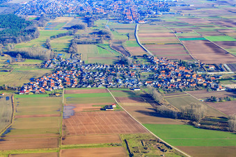 Vue aérienne de Vue du village depuis l'ouest à Knittelsheim dans le département Rhénanie-Palatinat, Allemagne