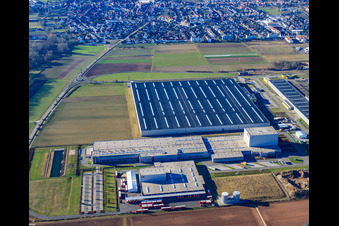 Vue aérienne de Zone commerciale Interpark avec le centre logistique Mercedes-Benz, Tricor Packaging & Logistics AG et Progroup Board GmbH à Offenbach an der Queich dans le département Rhénanie-Palatinat, Allemagne