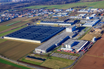 Vue aérienne de Zone commerciale Interpark avec le centre logistique Mercedes-Benz, Tricor Packaging & Logistics AG et Progroup Board GmbH à Offenbach an der Queich dans le département Rhénanie-Palatinat, Allemagne