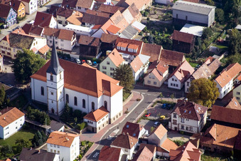 Vue aérienne de Bâtiment d'église au centre du village à Hatzenbühl dans le département Rhénanie-Palatinat, Allemagne