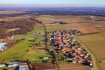 Vue aérienne de Vue du village depuis l'ouest à le quartier Minderslachen in Kandel dans le département Rhénanie-Palatinat, Allemagne