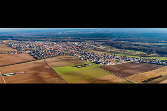 Vue aérienne de Panorama de la ville vue du nord-ouest à Kandel dans le département Rhénanie-Palatinat, Allemagne