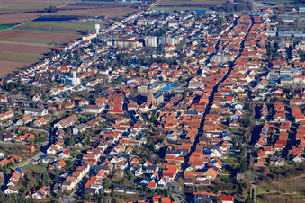 Vue aérienne de Route principale venant de l'ouest à Kandel dans le département Rhénanie-Palatinat, Allemagne