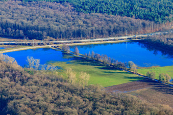 Vue aérienne de Prairies d'Otterbach inondées en hiver sur l'A65 à Kandel dans le département Rhénanie-Palatinat, Allemagne