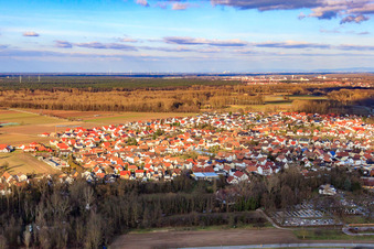 Vue aérienne de Vue du village depuis le sud à Hördt dans le département Rhénanie-Palatinat, Allemagne