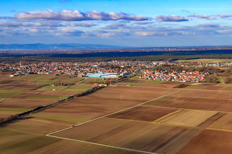 Vue de la ville depuis le sud à Bellheim dans le département Rhénanie-Palatinat, Allemagne hors des airs