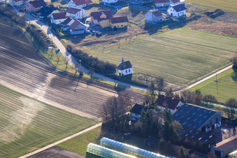 Vue aérienne de Chapelle des Pauvres Âmes sur Knittelsheimer Weg à Herxheimweyher dans le département Rhénanie-Palatinat, Allemagne