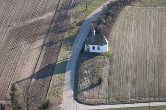 Vue aérienne de Chapelle des Pauvres Âmes sur Knittelsheimerstr à Herxheimweyher dans le département Rhénanie-Palatinat, Allemagne