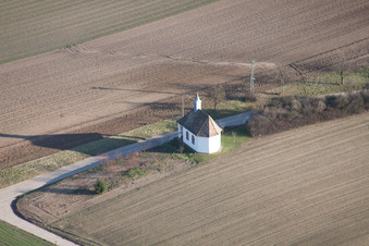 Vue aérienne de Chapelle des Pauvres Âmes sur Knittelsheimerstr à Herxheimweyher dans le département Rhénanie-Palatinat, Allemagne
