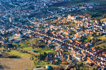Vue aérienne de Rue principale à Herxheim bei Landau dans le département Rhénanie-Palatinat, Allemagne