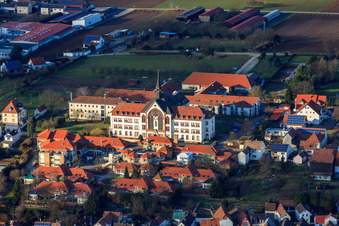 Vue aérienne de L'église Saint-Paul de Herxheim dans la lumière du soir à Herxheim bei Landau dans le département Rhénanie-Palatinat, Allemagne