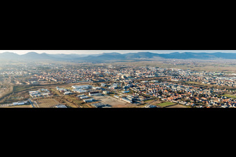 Vue aérienne de Panorama de la zone urbaine avec ses périphéries et son centre-ville à le quartier Queichheim in Landau in der Pfalz dans le département Rhénanie-Palatinat, Allemagne