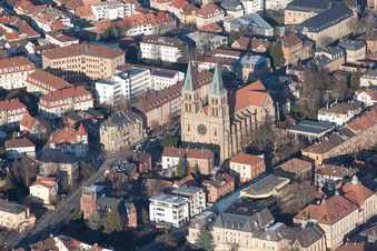 Photographie aérienne de Centre-ville avec l'église catholique de l'Assomption de Marie - Église Sainte-Marie à Landau in der Pfalz dans le département Rhénanie-Palatinat, Allemagne