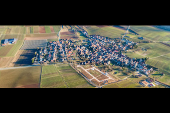 Vue aérienne de Vue du village depuis le nord-ouest à Impflingen dans le département Rhénanie-Palatinat, Allemagne