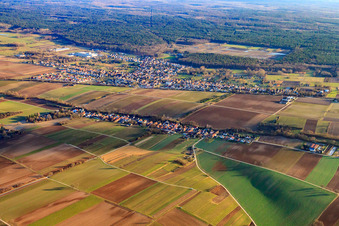 Vue aérienne de Vue du village depuis le nord-ouest à Vollmersweiler dans le département Rhénanie-Palatinat, Allemagne