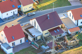 À l'Anhaide à le quartier Schaidt in Wörth am Rhein dans le département Rhénanie-Palatinat, Allemagne du point de vue du drone