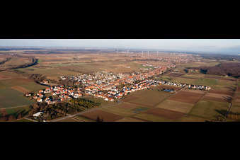 Vue aérienne de Perspective panoramique des champs et des terres agricoles à Freckenfeld dans le département Rhénanie-Palatinat, Allemagne
