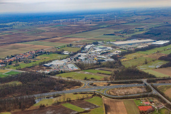 Vue aérienne de Zone industrielle de Horst à la sortie 20 Kandel-Nord de l'A65 à le quartier Minderslachen in Kandel dans le département Rhénanie-Palatinat, Allemagne