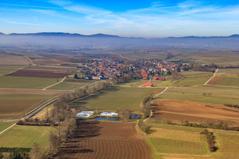 Vue aérienne de Vue du village depuis l'est à Dierbach dans le département Rhénanie-Palatinat, Allemagne