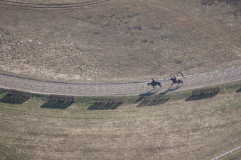 Hippodrome de la Hardt à le quartier Altenstadt in Wissembourg dans le département Bas Rhin, France d'en haut