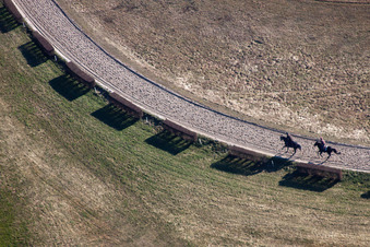 Vue aérienne de Hippodrome de l'hippodrome - Piste de trot de Weissenburg en Alsace à le quartier Altenstadt in Wissembourg dans le département Bas Rhin, France