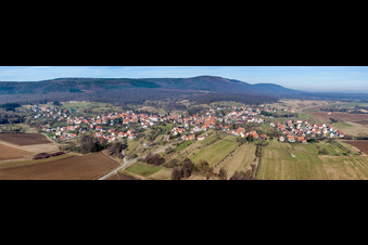Vue aérienne de Perspective panoramique des champs et des terres agricoles à Lampertsloch dans le département Bas Rhin, France