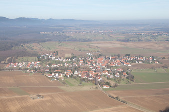 Vue aérienne de Kutzenhausen dans le département Bas Rhin, France
