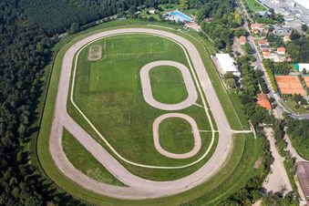 Vue aérienne de Piste de l'hippodrome pour courses sur piste de sable et courses de trot (Palatinat) à Herxheim bei Landau dans le département Rhénanie-Palatinat, Allemagne