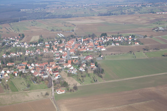Vue aérienne de Kutzenhausen dans le département Bas Rhin, France