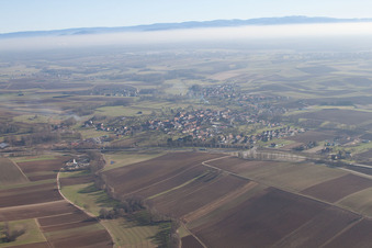 Schœnenbourg dans le département Bas Rhin, France du point de vue du drone