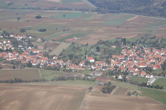 Vue aérienne de Schœnenbourg dans le département Bas Rhin, France