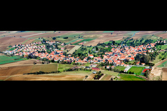 Vue aérienne de Panorama des champs agricoles et des terres agricoles à Hunspach dans le département Bas Rhin, France