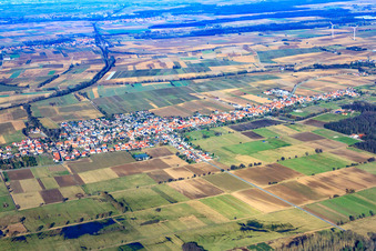 Vue aérienne de Vue du village depuis le sud à Freckenfeld dans le département Rhénanie-Palatinat, Allemagne