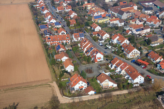 Vue aérienne de Aux Thoräckern à le quartier Mörlheim in Landau in der Pfalz dans le département Rhénanie-Palatinat, Allemagne
