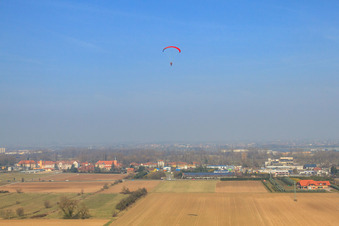 Vue aérienne de Queichheimer Landstraße depuis le sud à Landau in der Pfalz dans le département Rhénanie-Palatinat, Allemagne
