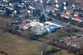 Vue aérienne de Piscine ludique La-Ola à le quartier Queichheim in Landau in der Pfalz dans le département Rhénanie-Palatinat, Allemagne