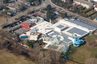 Vue aérienne de Courbes et pistes circulaires du toboggan aquatique de la piscine intérieure et extérieure de La Ola à le quartier Queichheim in Landau in der Pfalz dans le département Rhénanie-Palatinat, Allemagne