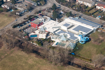Photographie aérienne de Courbes et pistes circulaires du toboggan aquatique de la piscine intérieure et extérieure de La Ola à le quartier Queichheim in Landau in der Pfalz dans le département Rhénanie-Palatinat, Allemagne
