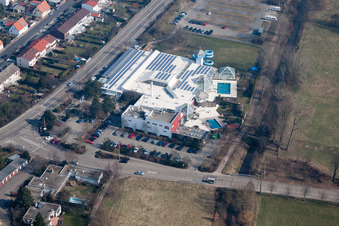 Vue aérienne de Piscine ludique La-Ola à le quartier Queichheim in Landau in der Pfalz dans le département Rhénanie-Palatinat, Allemagne