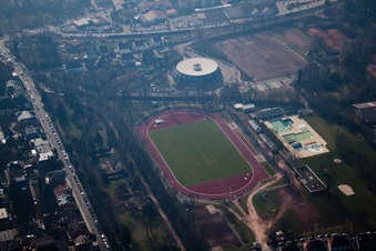 Vue aérienne de Salle de sport ronde, piscine extérieure à Landau in der Pfalz dans le département Rhénanie-Palatinat, Allemagne