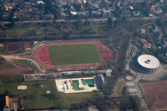 Vue aérienne de Salle de sport ronde, piscine extérieure à Landau in der Pfalz dans le département Rhénanie-Palatinat, Allemagne