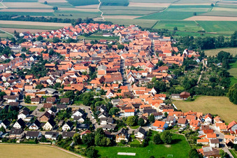 Vue aérienne de Lieu vu de l'est à Steinweiler dans le département Rhénanie-Palatinat, Allemagne