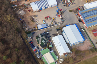 Vue aérienne de Parc industriel de Gäxwald avec Feinwerk Precision and Measuring Technology GmbH & Co. KG, Outfit Car Detailing et atelier de réparation automobile Patrik Fichtenkamm à Herxheim bei Landau dans le département Rhénanie-Palatinat, Allemagne